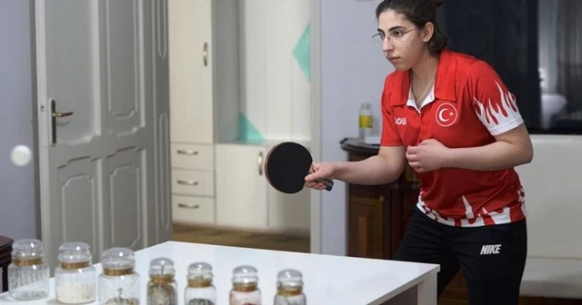 Milli masa tenisçi yemek masasında antrenmanla form tutuyor