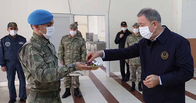 Milli Savunma Bakanı Akar ve TSK&#039;nin komuta kademesinden sınır hattında bayram