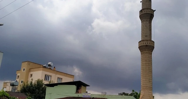 Minareye yıldırım düştü