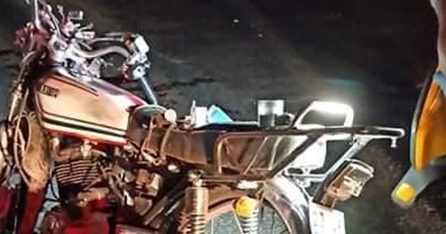 Motosiklet traktöre çarptı