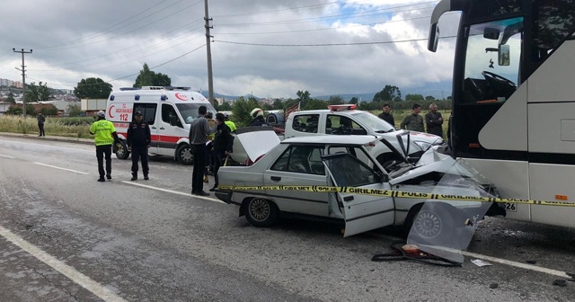 Otomobil servis otobüsünün altına girdi: 1 ölü