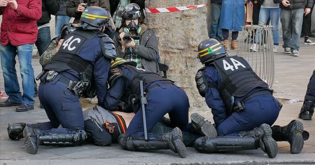 Paris&#039;te polis şiddetine karşı olaylı gösteri