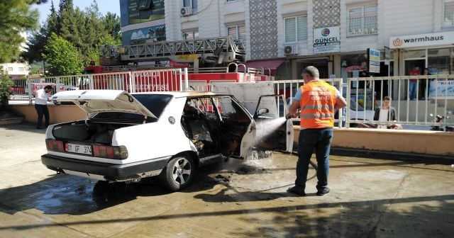 Park halindeki otomobil alev alev yandı