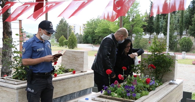 Polis memuru şehit polis için Kur’an-ı Kerim okudu