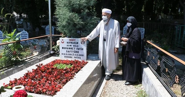 Şehit kaymakamın ailesi oğullarının kabrini ziyaret etti