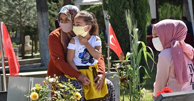 Şehit madencilerin çocukları 4 saatlik sürede babalarının mezarına koştu