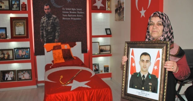 Şehit teğmenin anısı Türk bayrakları ile süslenen odasında yaşatılıyor