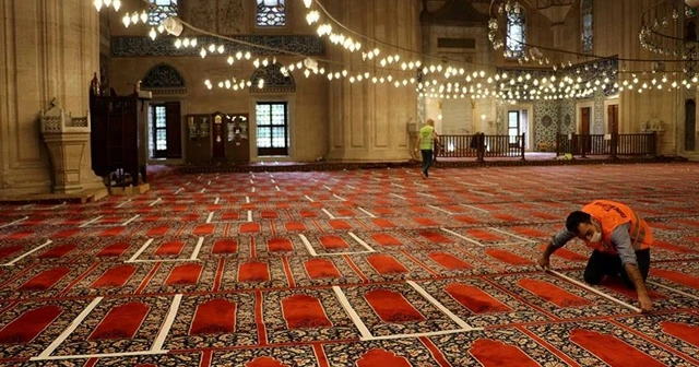 Selimiye'de cemaatin namaz kılabileceği alan bantlarla ayrıldı