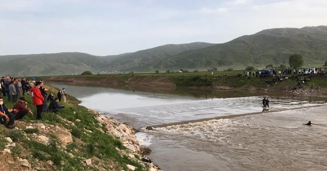 Serinlemek için girdiği suda kayboldu