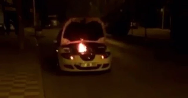 Seyir halindeki otomobil alev aldı