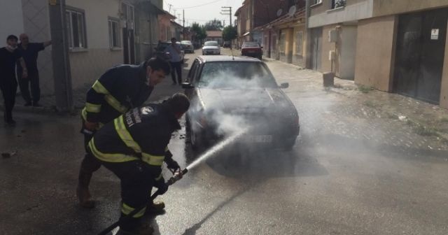 Seyir halindeki otomobil alev alev yandı!