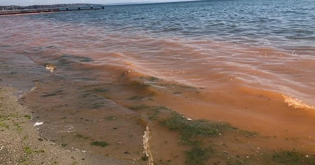 Silivri’de deniz kızıla büründü