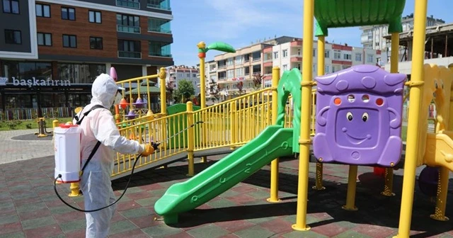 Sokağa çıkacak çocuklar için parklarda hijyen çalışması yapılıyor