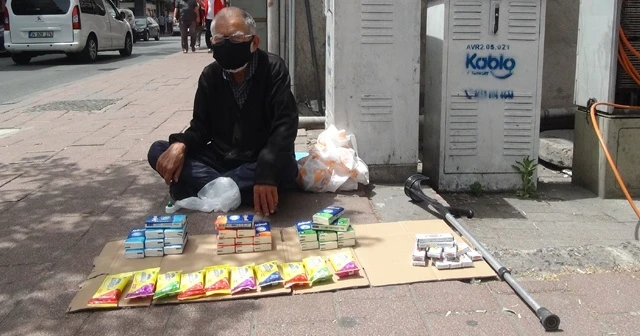 Sokağa çıkma izninde 71 yaşındaki adam sokakta tezgah açtı