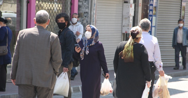 Sokağa çıkma kısıtlamasında vatandaşlar marketlere akın etti