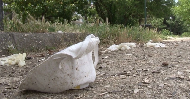 Sokaklara atılan kullanılmış maskeler tehlike saçıyor