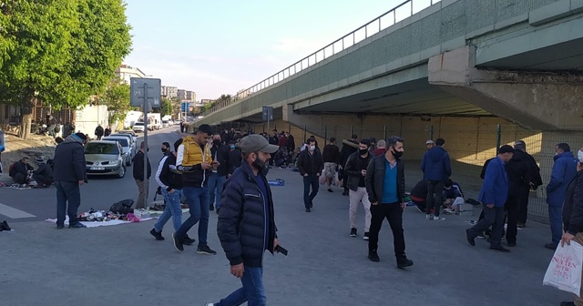 Sosyal mesafeyi hiçe sayıp, köprü altında açılan tezgahlara akın ettiler