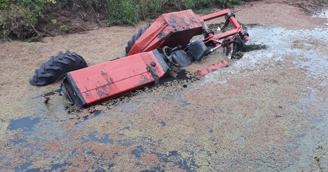 Sulama kanalı boşluğuna düşen traktörde can verdi