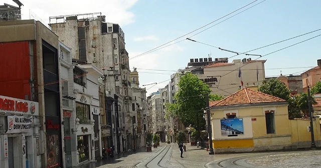 Taksim’de önce yağmur yağdı sonra güneş açtı