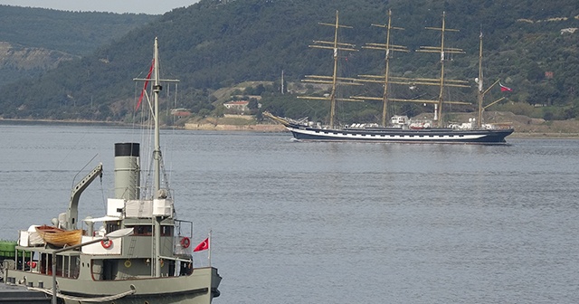 Tarihi gemi ‘Kruzenshtern’ Çanakkale Boğazı’ndan geçti