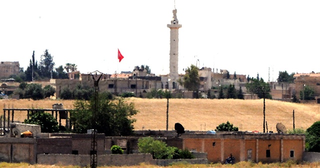 Tel Abyad’a iki Türk bayrağı asıldı