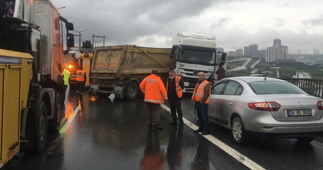 TEM’de kaza yapan hafriyat kamyonu trafiği felç etti