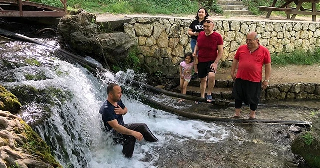Termometreler 43,5 dereceyi gösterdi, vatandaşlar kendilerini soğuk suya attı