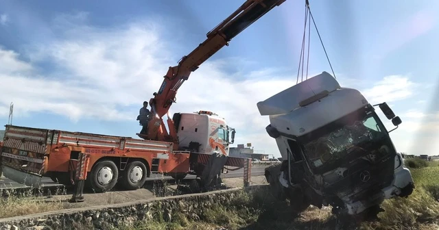 Tır, hayvan yüklü kamyonete çaptı: 1 ölü, 3 yaralı
