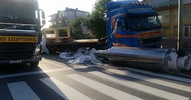 Tırdan düşen demir silindir D130 Karayolu’nu trafiğe kapattı