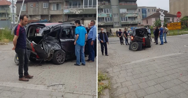 Trenin çarptığı araç hurdaya döndü, sürücü yara almadan kurtuldu