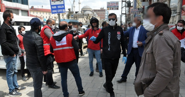 Ücretsiz dağıtılan maske ve dezenfektan için birbiriyle yarıştılar