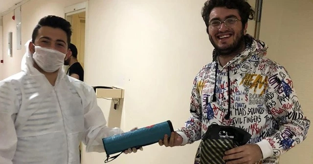 Ukrayna'dan getirilen vatandaşlara Bakan Kasapoğlu'ndan hediye