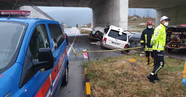 Üst geçidin duvarına çarpan cip ikiye bölündü: 2 ölü, 1 yaralı