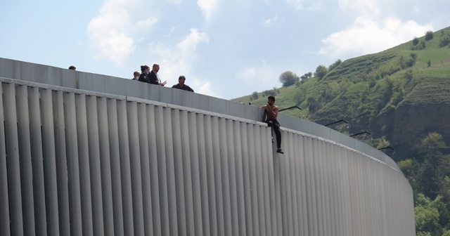 Valilik çatısındaki şovu polis merkezinde bitti