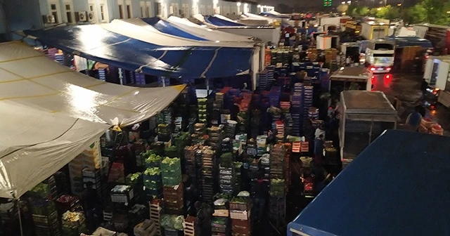Yasak kalkınca Bayrampaşa meyve sebze halinde yoğunluk yaşandı