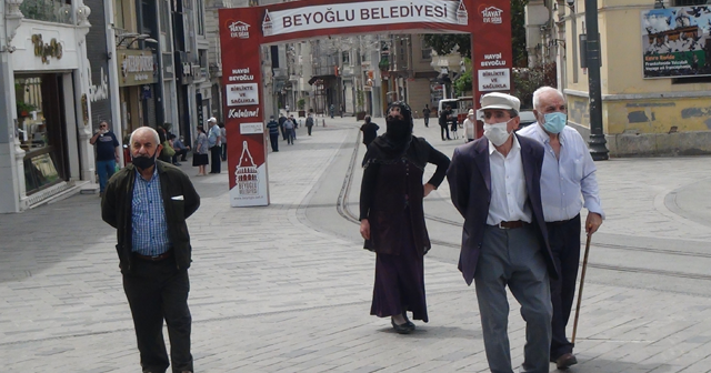 Yaşlılar Taksim Meydanı ve İstiklal Caddesi&#039;ne akın etti