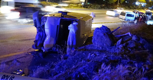 Yol kenarında servis beklerken üzerine minibüs devrilen işçi öldü