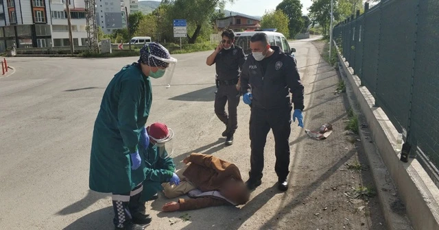 Yolda yatarken bulunan yaşlı adam hastaneye kaldırıldı