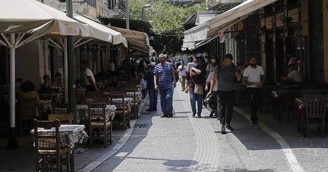 Yunanistan&#039;da kafe ve restoranlar açıldı