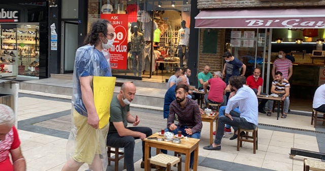 &#039;Maske tak, ölüme sebep olma&#039; yazısıyla tüm ilçeyi dolaştı