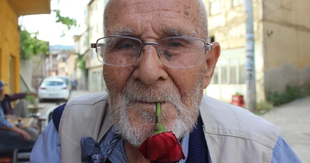 62 yıldır ağzından düşürmediği gülle virüse meydan okuyor