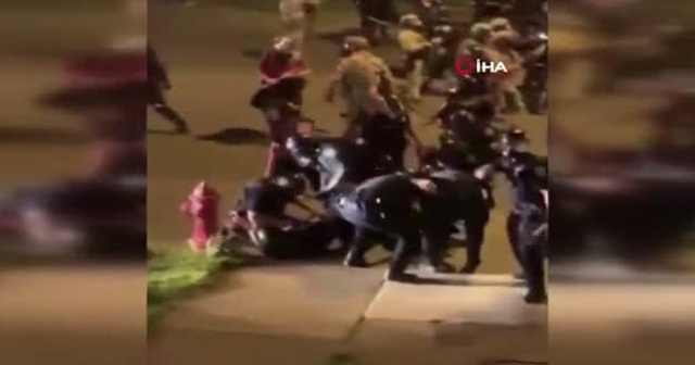 ABD&#039;de bir kişi, aracıyla polis ve askerlerin arasına daldı