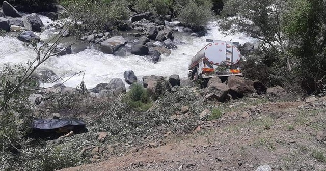 Akaryakıt tankeri dereye yuvarlandı: 1 ölü, 1 yaralı