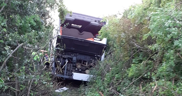 Akhisar’da otobüs yoldan çıktı, büyük facia atlatıldı