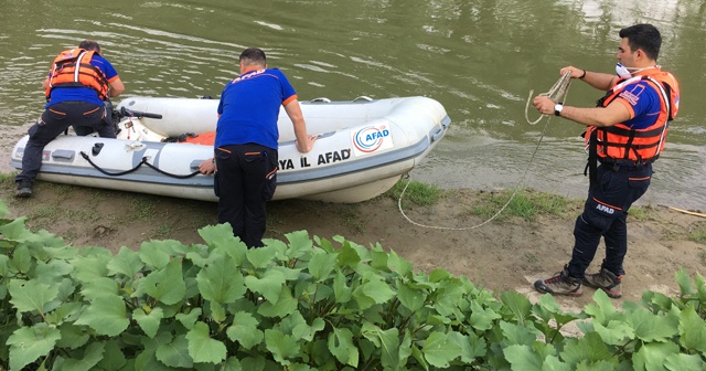 Arkadaşlarıyla Sakarya Nehri’ne giren 13 yaşındaki çocuk suda kayboldu