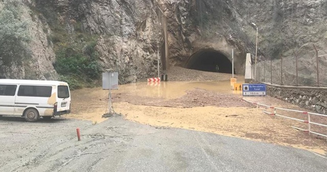 Artvin-Erzurum kara yolu heyelan nedeniyle ulaşıma kapandı