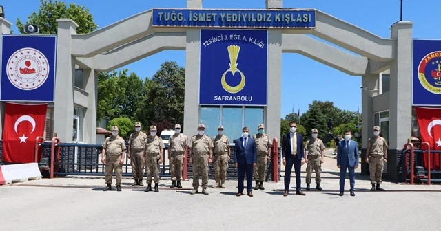 Askerler birliklerine teslim olmaya başladı