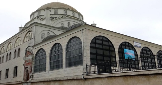 Avcılar&#039;da depremde hasar gören caminin yıkımına başlandı