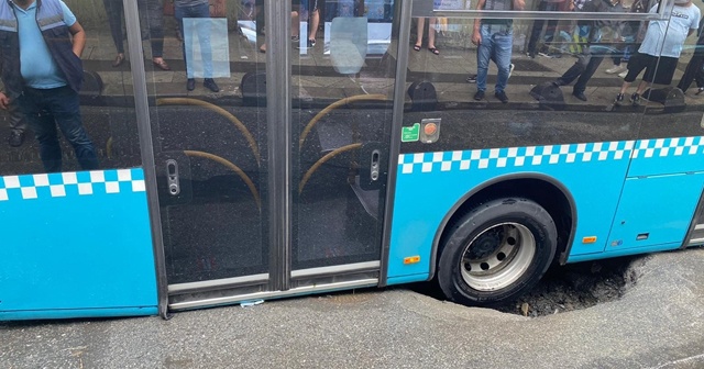 Bağcılar’da yol çöktü! Halk otobüsü çukura saplandı