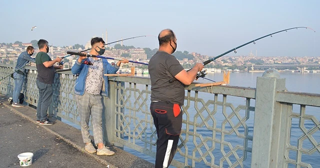 Balık tutanlar sosyal mesafe kuralına uydu